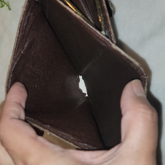 ‼️CLEARANCE SALE‼️ Authentic Louis Vuitton kisslock wallet in Damier Ebene - Picture 7 of 9